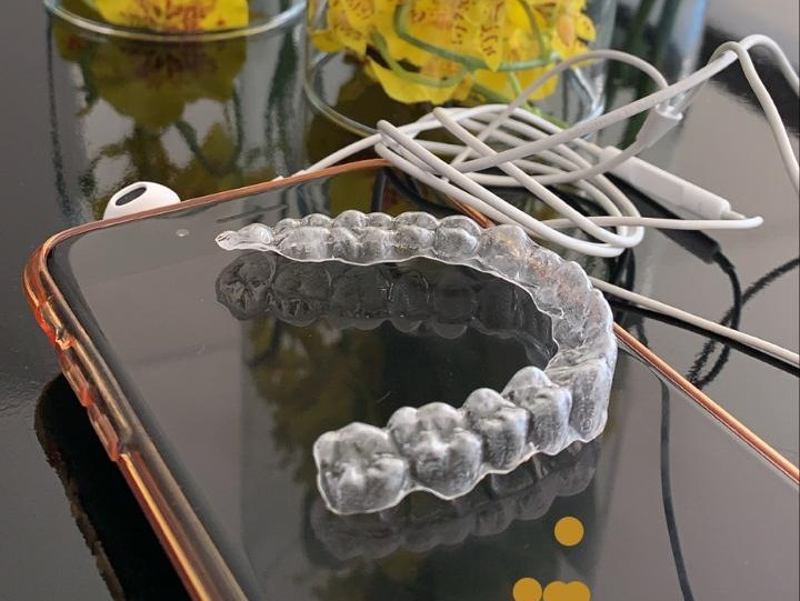 Alinhadores - Foto de um alinhador dentario transparente